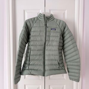 Patagonia - Women’s hemlock green down sweater jacket